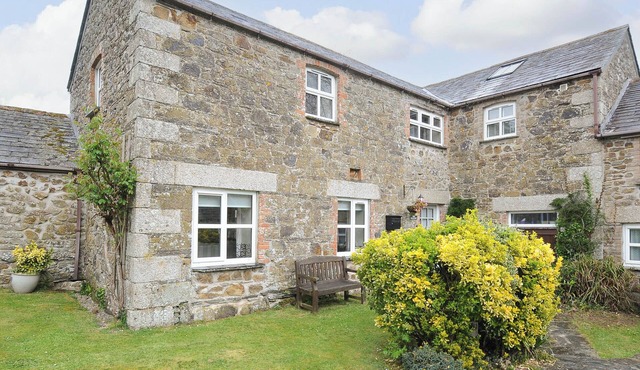 THE GRANARY, pet friendly, character holiday cottage in St Minver