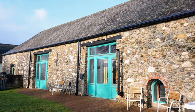 THE GRANARY, pet friendly, character holiday cottage in Tavistock