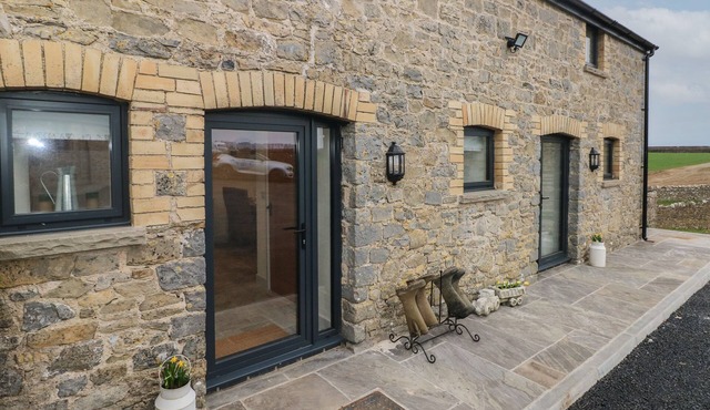 THE GRANARY, pet friendly, with hot tub in St Brides Major