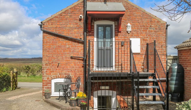 THE GRANARY, pet friendly, character holiday cottage in Wetwang