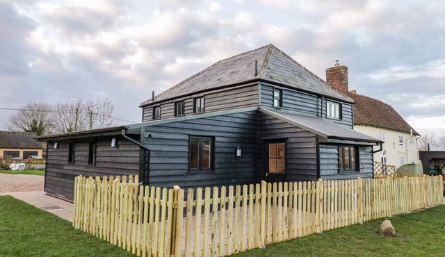 THE GRANARY, pet friendly, with a garden in Sudbury