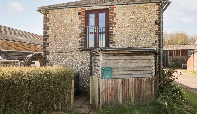 THE GRANARY, pet friendly, with a garden in Fulking