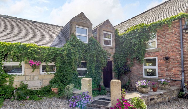 THE GRANARY, pet friendly, character holiday cottage in Morpeth