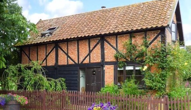 THE GRANARY, pet friendly, character holiday cottage in Hingham