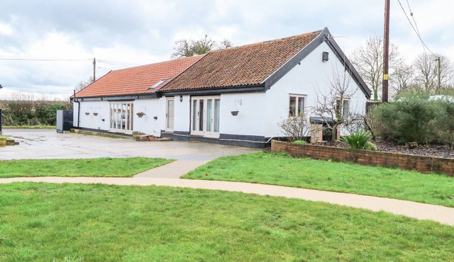 THE GRANARY, pet friendly, with a garden in Long Stratton