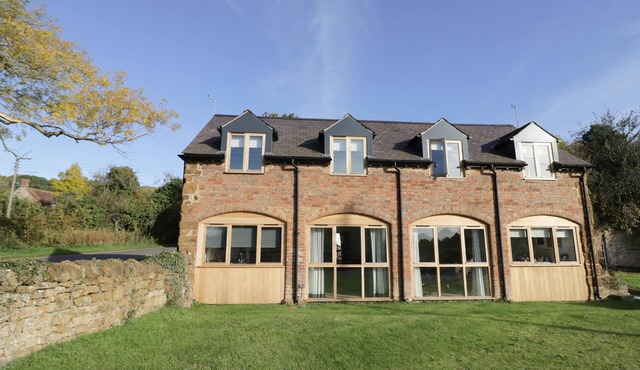 THE GRANARY, pet friendly, character holiday cottage in Gaydon