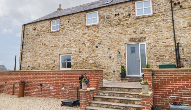 THE GRANARY, pet friendly, with hot tub in Durham