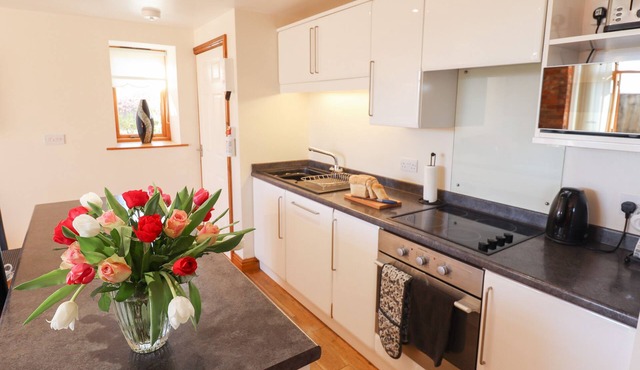 THE GRANARY, pet friendly, with a garden in North Somercotes