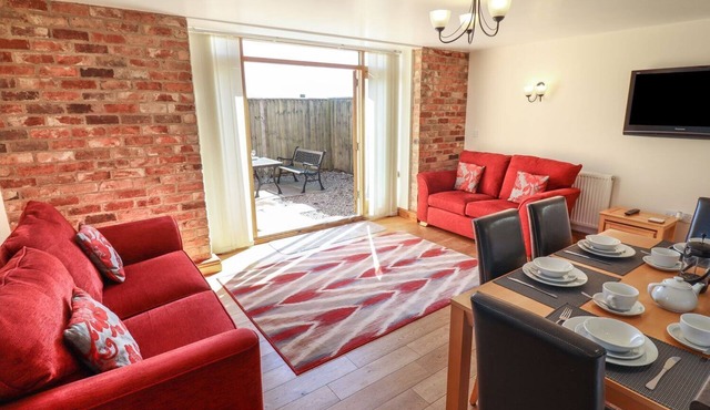 THE GRANARY, pet friendly, with a garden in North Somercotes