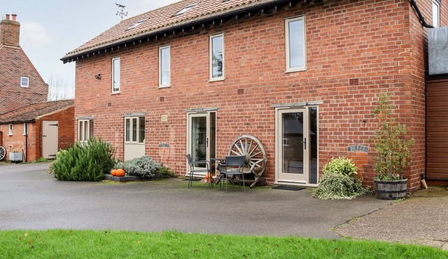 THE GRANARY, pet friendly, with a garden in Askham