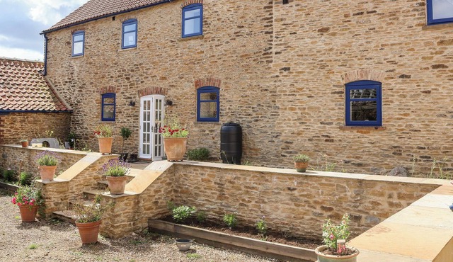 THE GRANARY, pet friendly, character holiday cottage in Slingsby