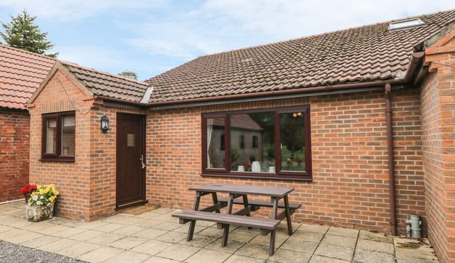 THE GRANARY, pet friendly, with a garden in York