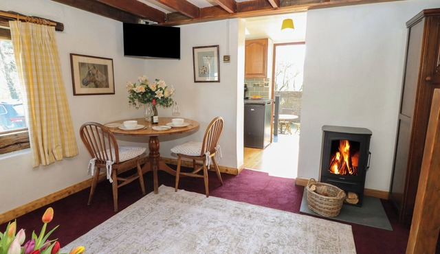 THE GRANARY, romantic, with hot tub in Freshwater