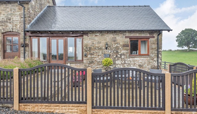 THE GRANARY, romantic, with a garden in Llanfair Caereinion