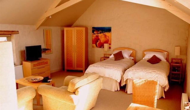 The Granary Suite: A spacious Double/Twin suite