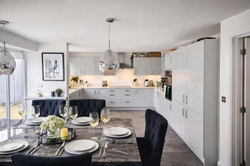 The Grand 4-Bed Ebbsfleet Home - Big Garden & Parking, Near Bluewater