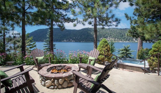 "The Grand" Big Bear Lakefront Log Home. Breathtaking views. Fire Pit. Hot tub.