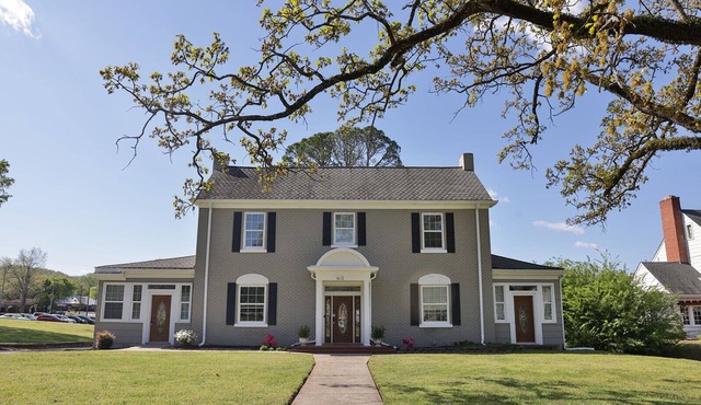 The Grand Colonial Manor on East 11th - 3 Kings!