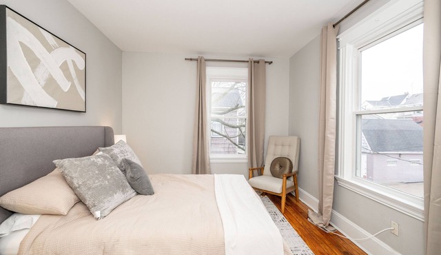 The Grand Elm House – Updated 4 BDR Just Minutes from Downtown!