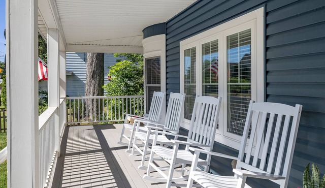 The Grand Elm - Stately homestead in the heart of Three Oaks, MI - 6 bed, 3 bath