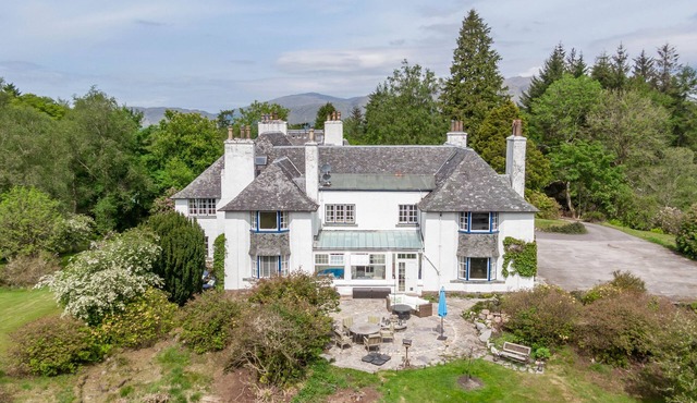 The Grand Gathering - a house that sleeps 18 guests in 9 bedrooms