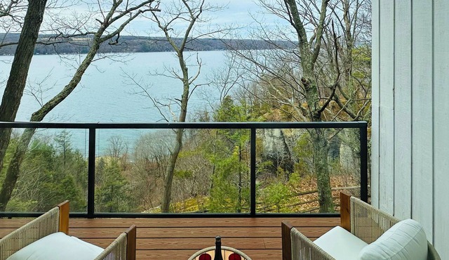 The Grand Lakeview – Midcentury Modern Villa