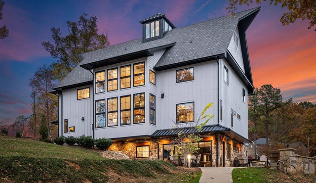 The Grand on Greenbay-7 bedrooms | Sleeps 20 | Modern new build