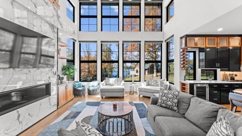 The Grand on Greenbay-7 bedrooms Sleeps 20 Modern new build