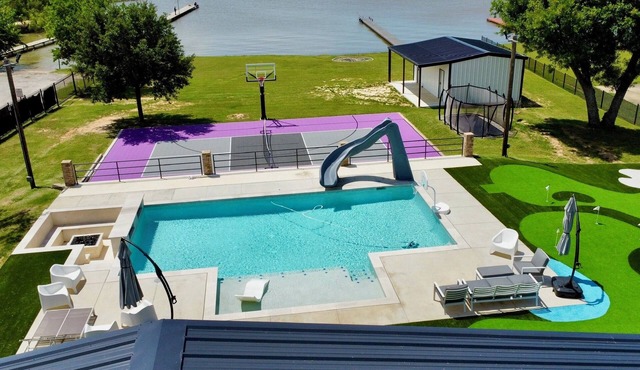 The Grand Pelican - LakeFront W/Pool, Sport Court, Fire Pit
