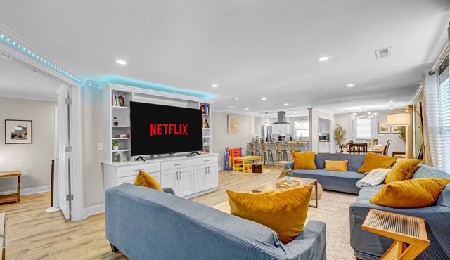 The Grand Ranch: Luxe 6-Bedroom Escape with Gazebo & Moonlit Movie Nights