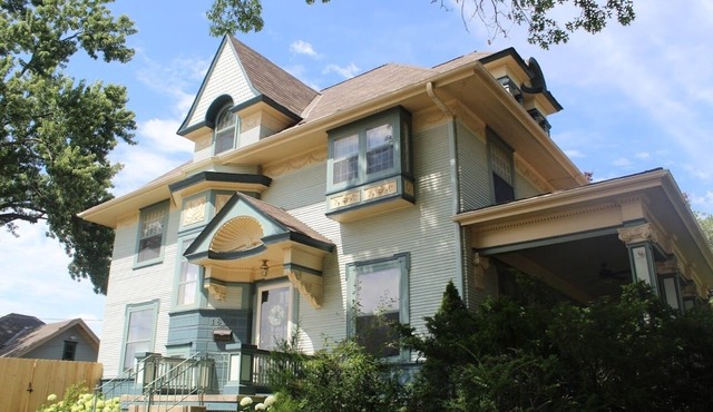 The Grand Rapidian- Historic 4-bedroom House with Fenced in Yard! Pet Friendly!