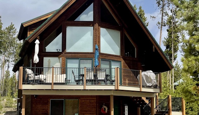'The Grand Retreat' Exquisite Family Cabin