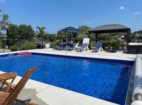The Grand River Retreat with heated Pool & hot tub