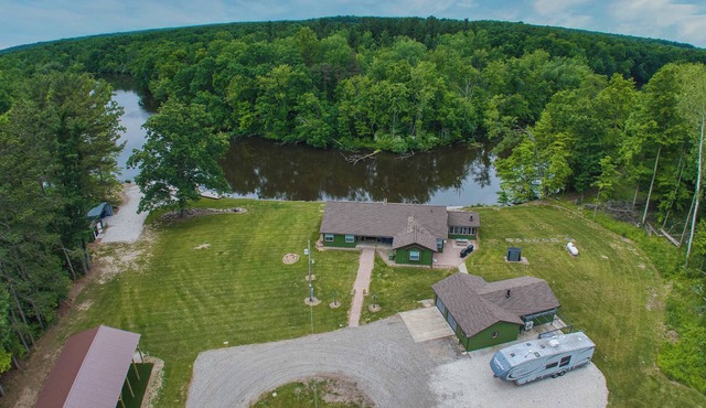 The Grand Riverhouse & Bunkhouse