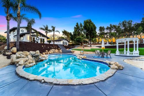 The Grand Vista Getaway