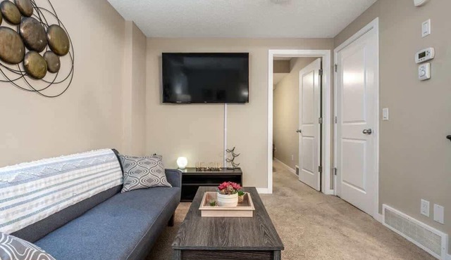 The Grande 1BD 1BA - Full Kitchen Guest Suite