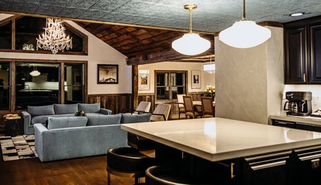 The Grande Suite - Bootleggers Lodge on Lake Nokomis