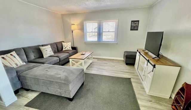 The Grandview Lake House | Sleeps 8 | Dog Friendly