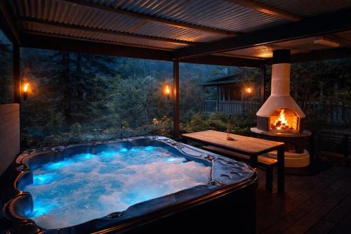 The Grandview Retreat, Riverside Farmstay Escape