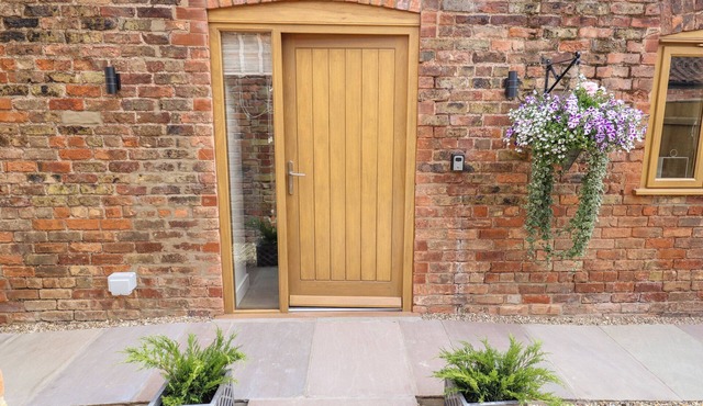 THE GRANGE COTTAGE 2, with hot tub in Waltham