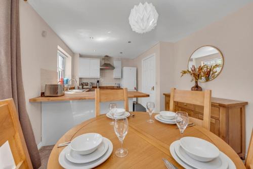 The Grange Luxe3, 4 Bedroom House,5-beds,Spacious,contractor,family,Internet,free parking,group,study,relocation,easily accessible in Ipswich,Kesgrave