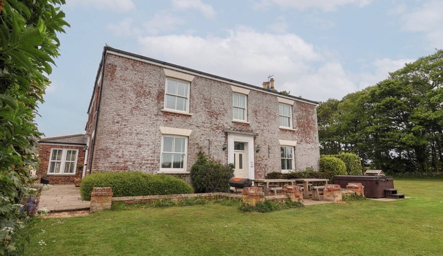 THE GRANGE, pet friendly, character holiday cottage in Flamborough