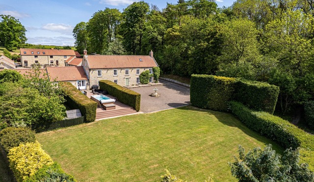 The Grange | sleeps 12 - All Ensuite, Swim Spa, Games Room, Dog Friendly - 5* Gold Award