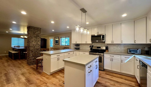 The Granite Springs Hideaway. Close to down town, BBQ, Hot Tub (SL145)