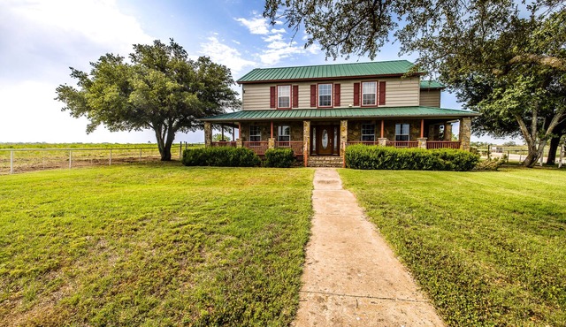 The Grassy Ridge House. Only 5 min from Rocker B Baseball Ranch! Sleeps up to 18