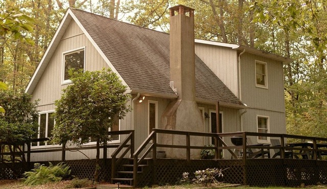 The Gray Chalet - private lot close to Lake Wallenpaupack & downtown Hawley