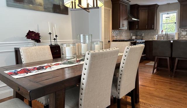 The Gray Horse. Cozy and inviting home in the center of everything Saratoga!