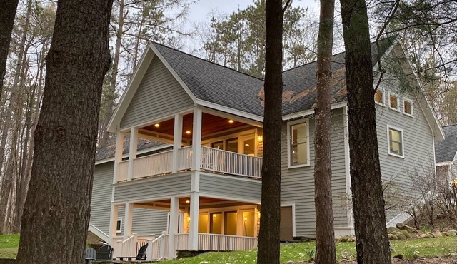 The Gray Owl - A Modern Cottage for 8 with Hot tub