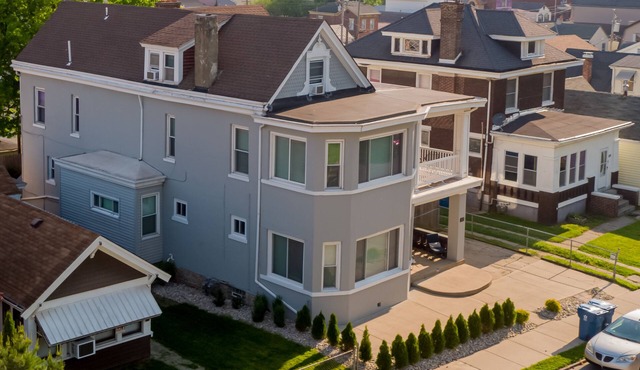 The Gray Whale. 6 BR 3 Baths. Three miles to Downtown Cincinnati. Sleeps 18+