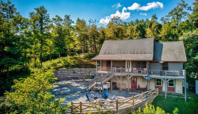 The Great Bear Lodge: Hot Tub, Firepit, EV Charger, Dog Allowed!